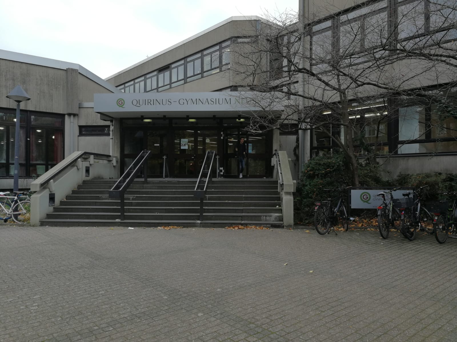 Ehemalige, Freunde und Förderer des Quirinus-Gymnasiums in Neuss - Platz schaffen mit Herz